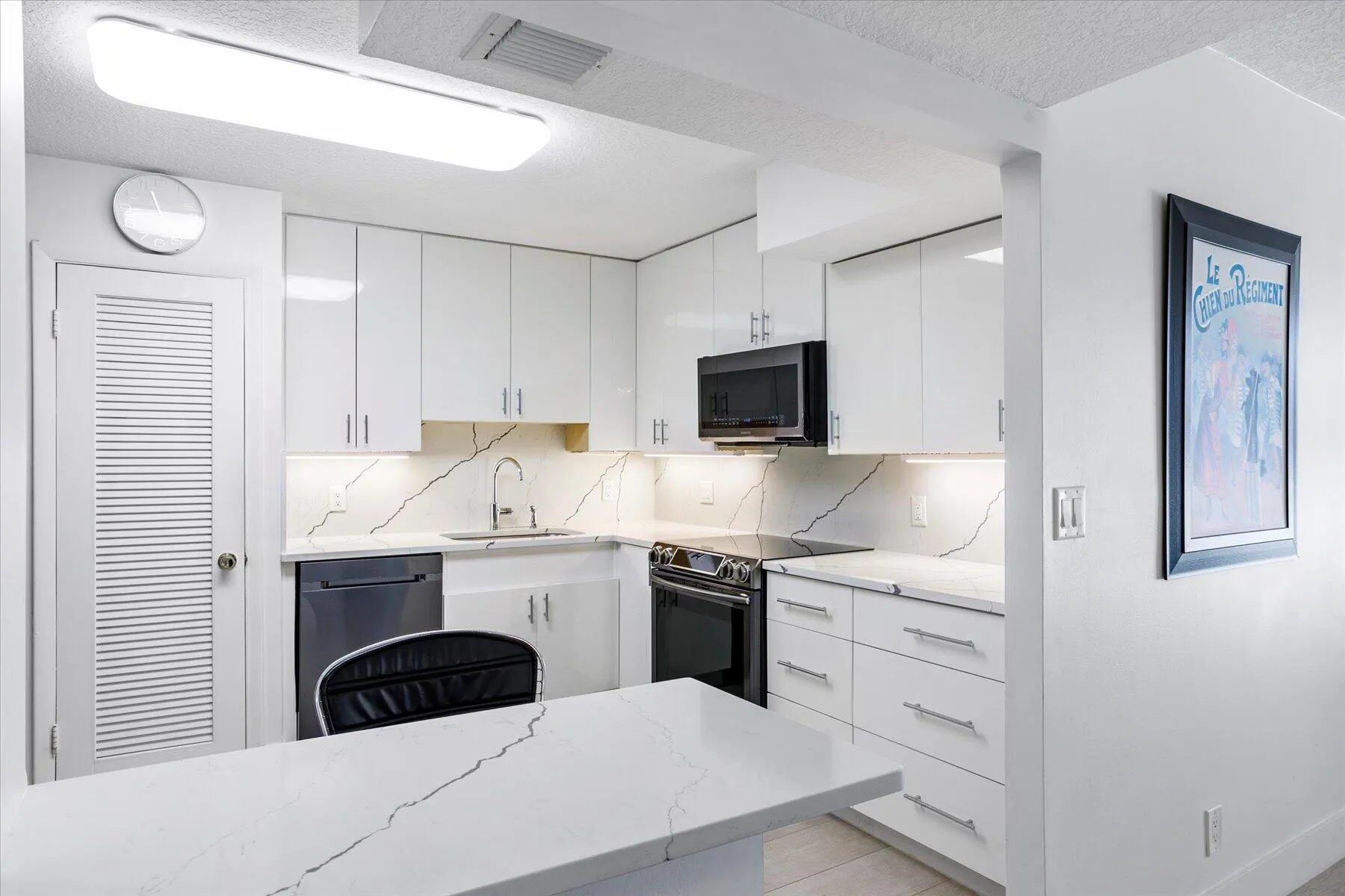 Kitchen with serving counter