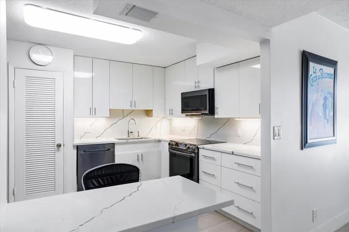 Kitchen with serving counter