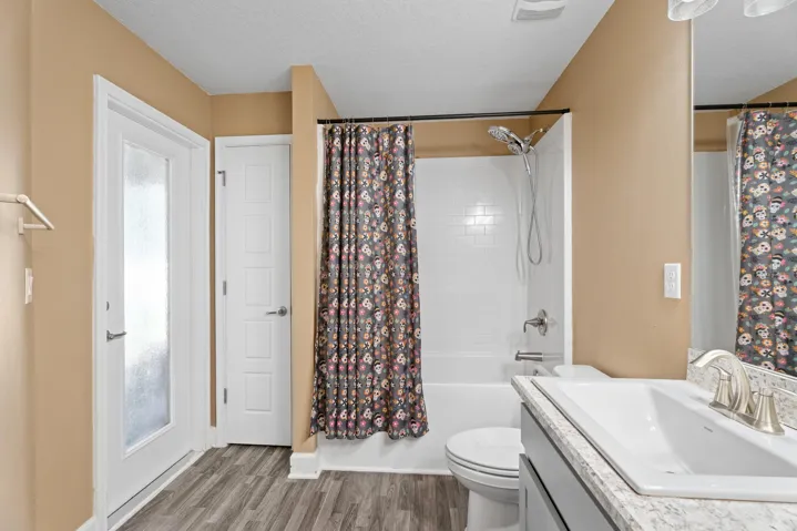 Bathroom 2 with cabana