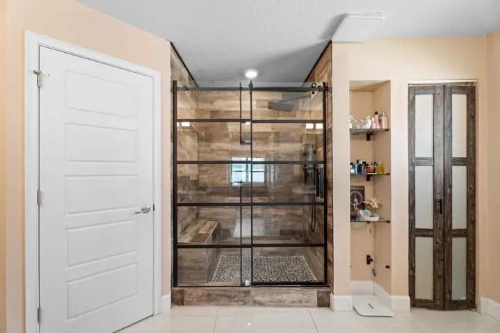 Ensuite bath with walk-in shower