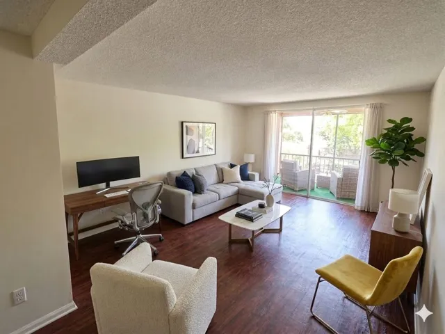 Spacious Living Rom