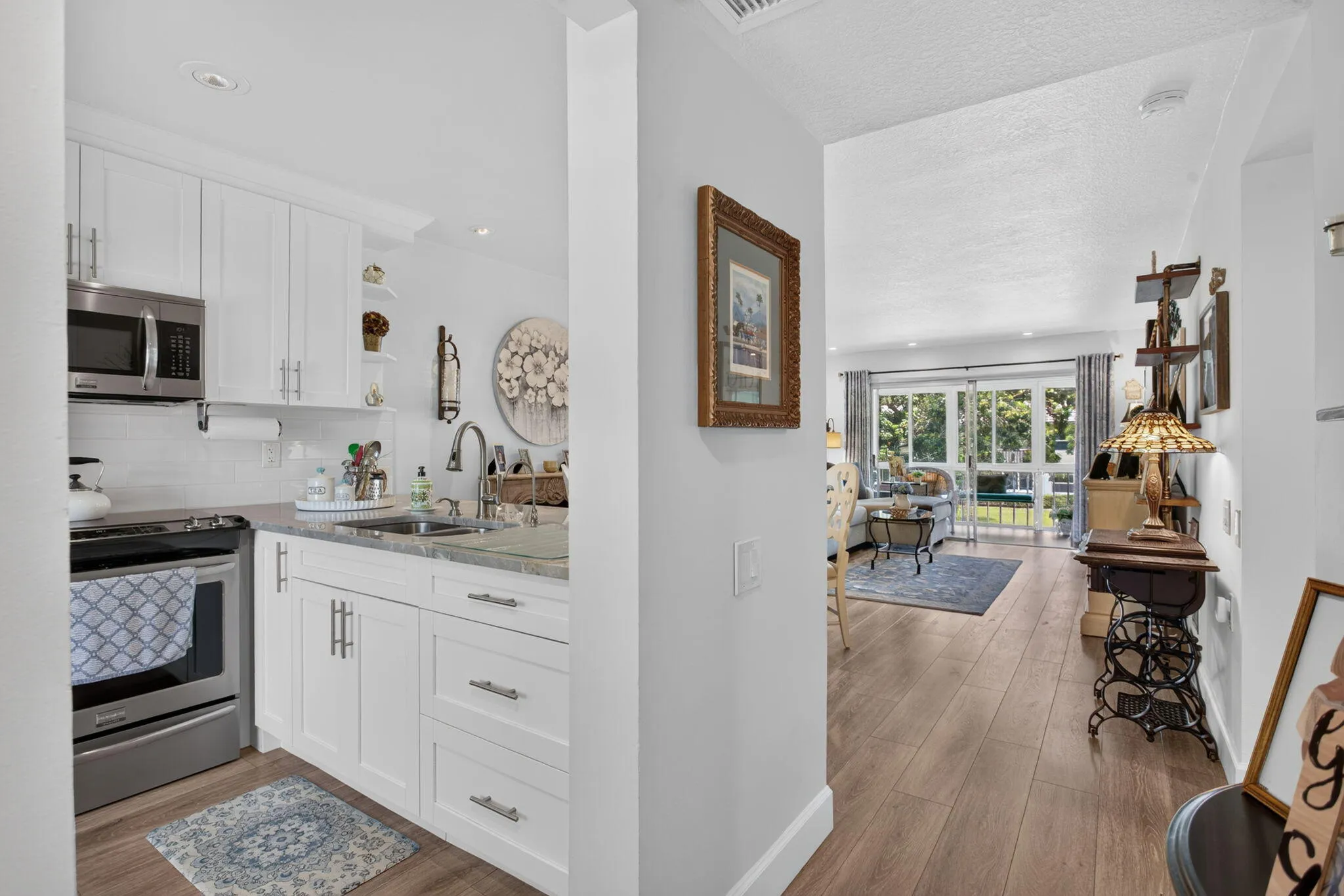 ENTRANCE KITCHEN