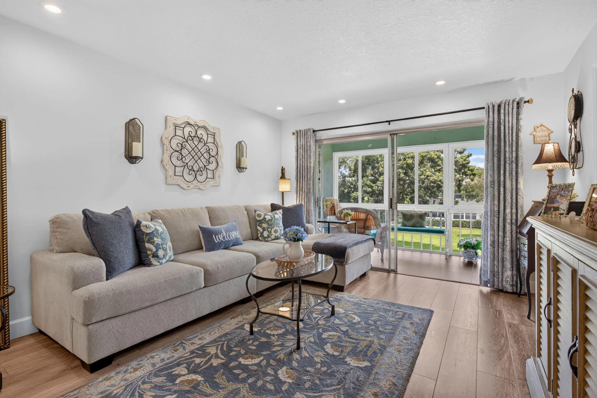 LIVING ROOM NOTICE CEILING LIGHTS