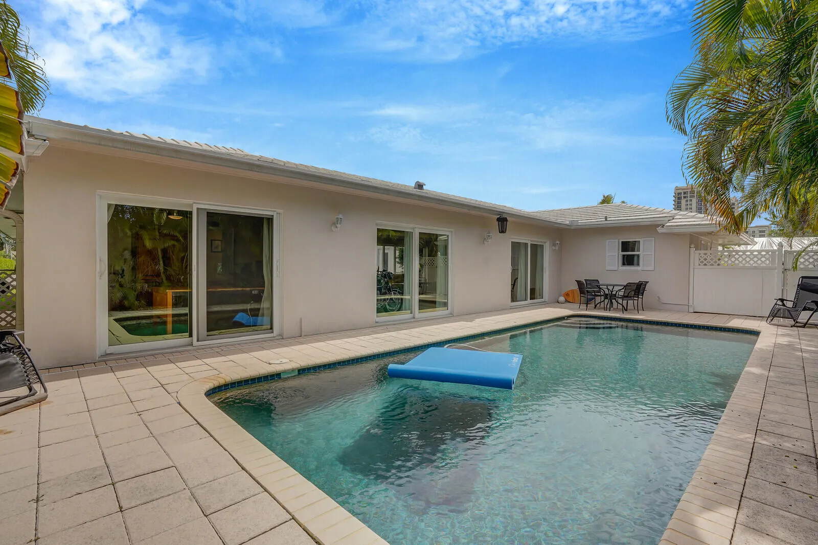 1211 Bimini pool