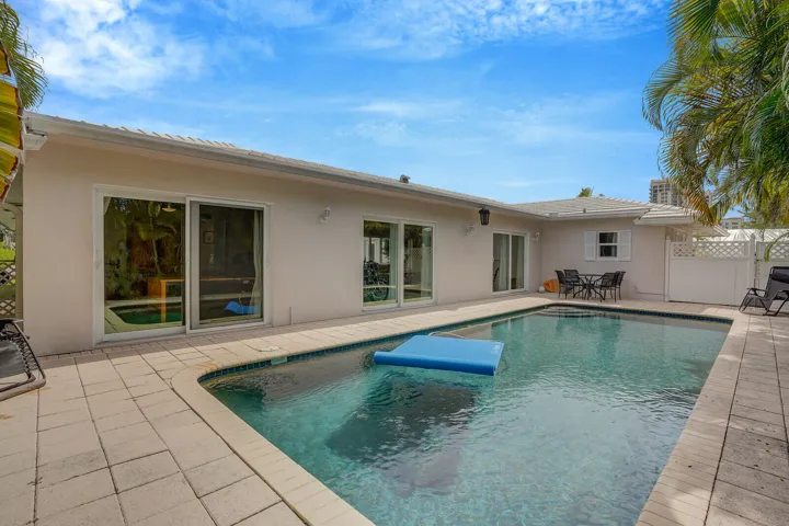 1211 Bimini pool
