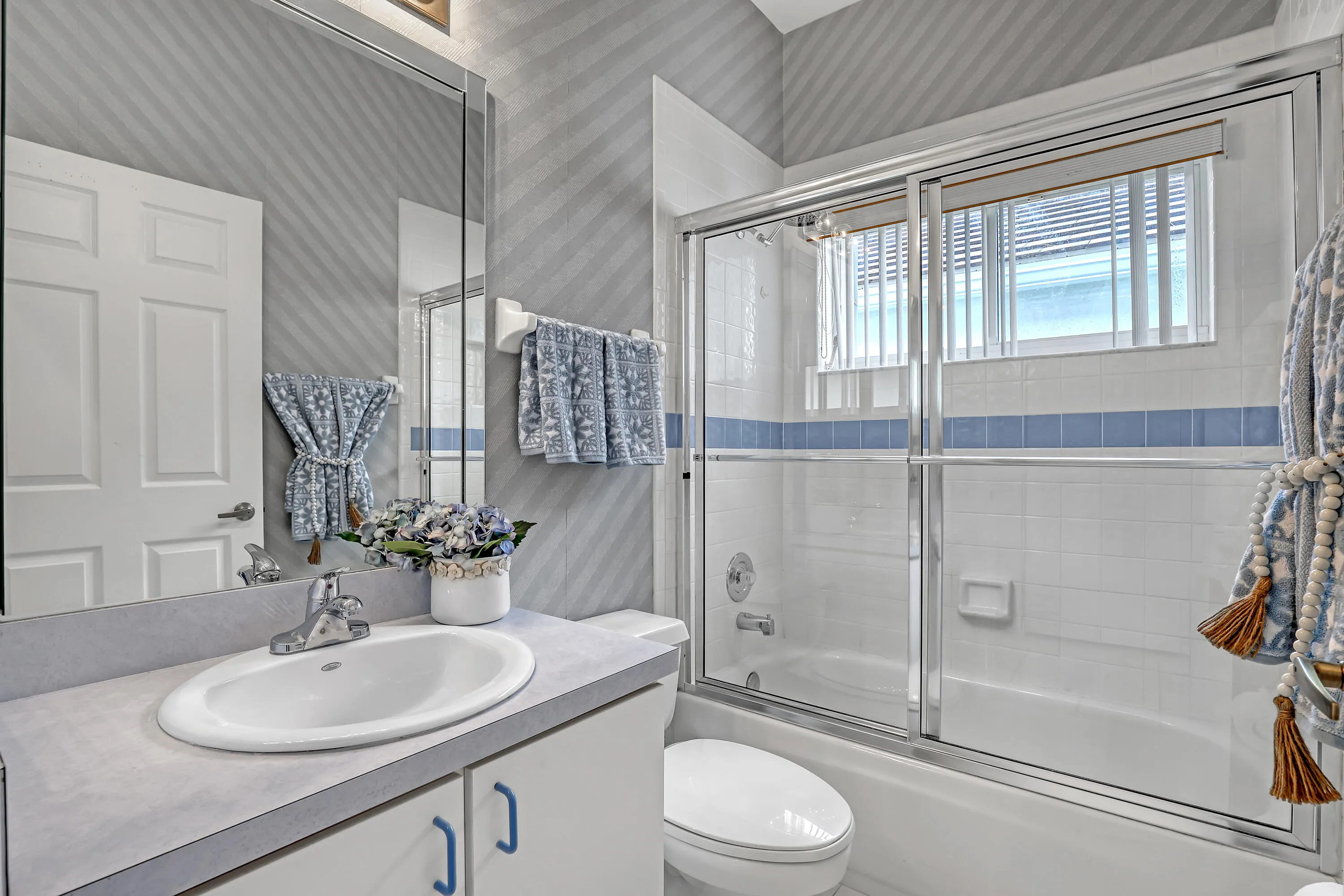 Guest bath between bedroom 2 and 3
