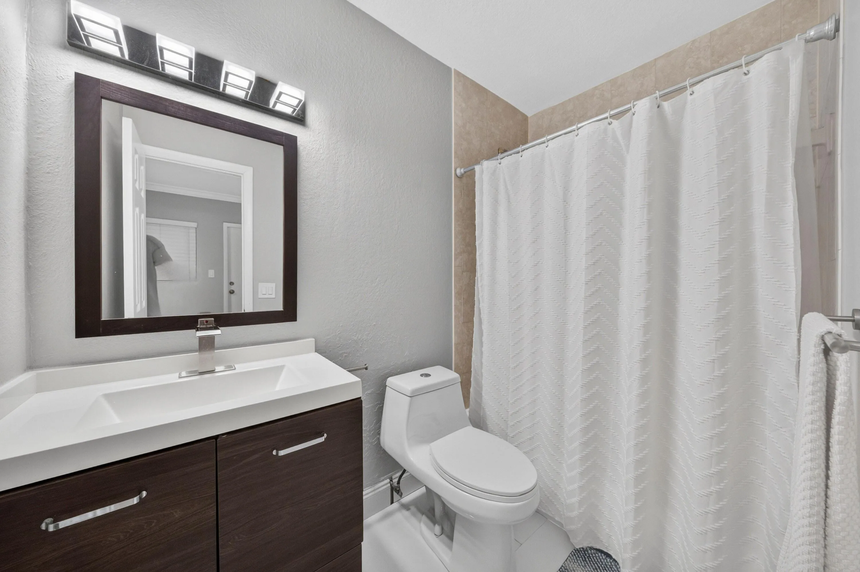 026-023-Bathroom-4000x2662