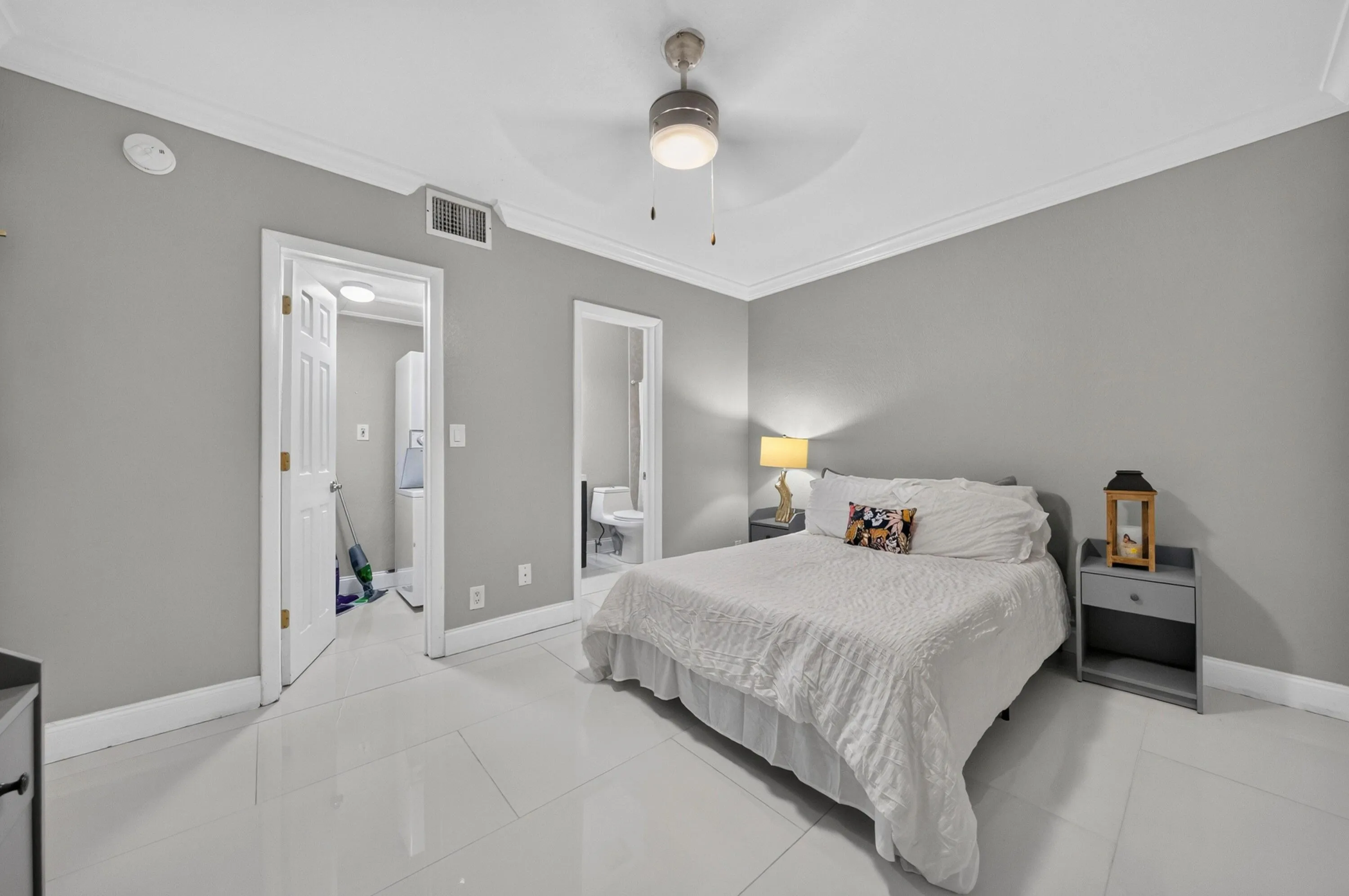 024-009-Bedroom-4000x2658