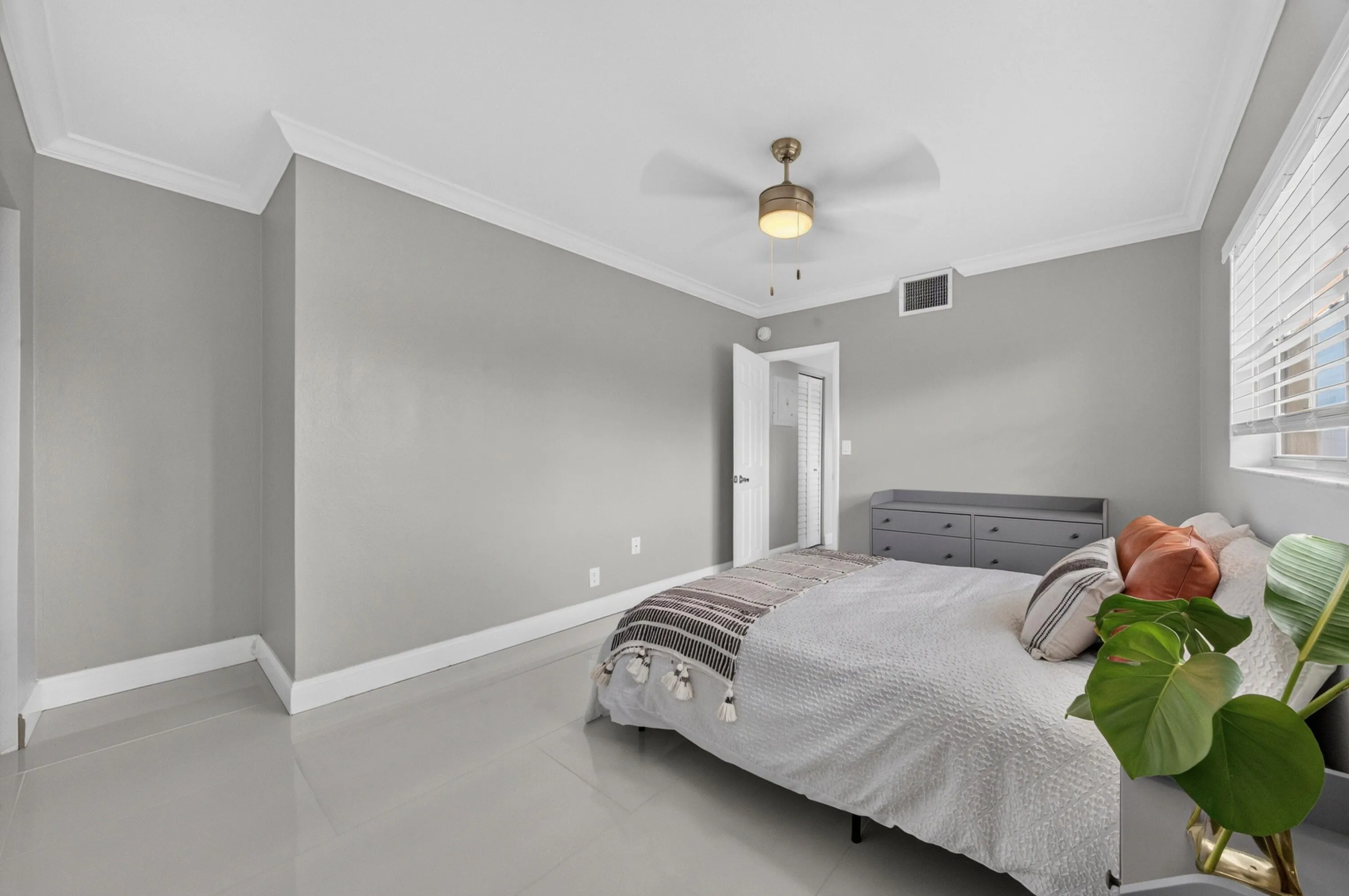 021-018-Bedroom-4000x2658