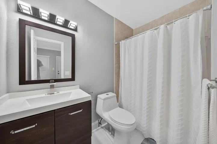 026-023-Bathroom-4000x2662