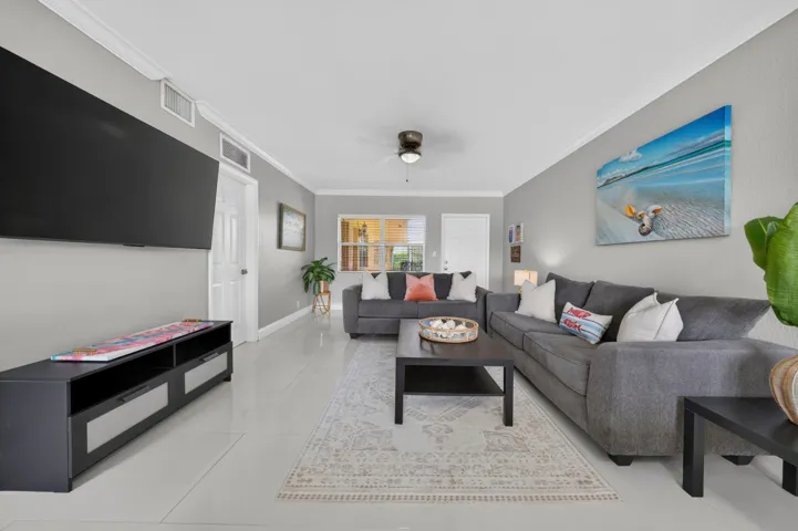 005-008-Living Room-4000x2662