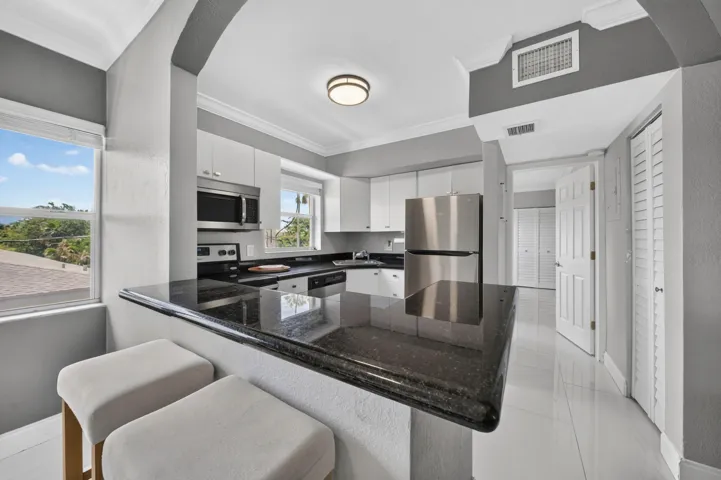 010-027-KitchenBreakfast Bar-4000x2662