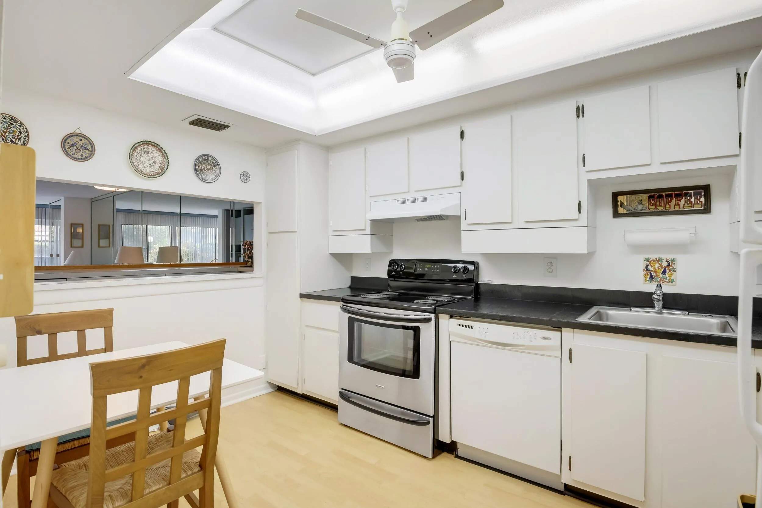 EAT-IN KITCHEN