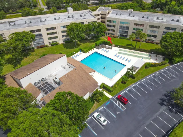 POOL & CLUBHOUSE
