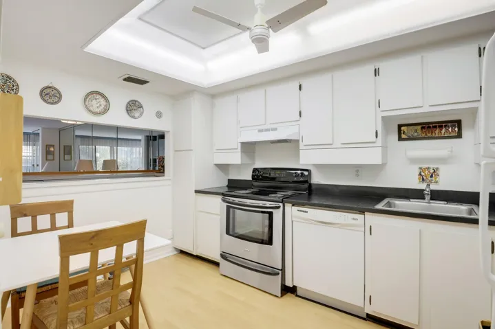 EAT-IN KITCHEN