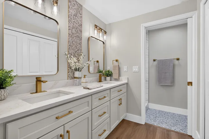 MASTER BATH VANITIES