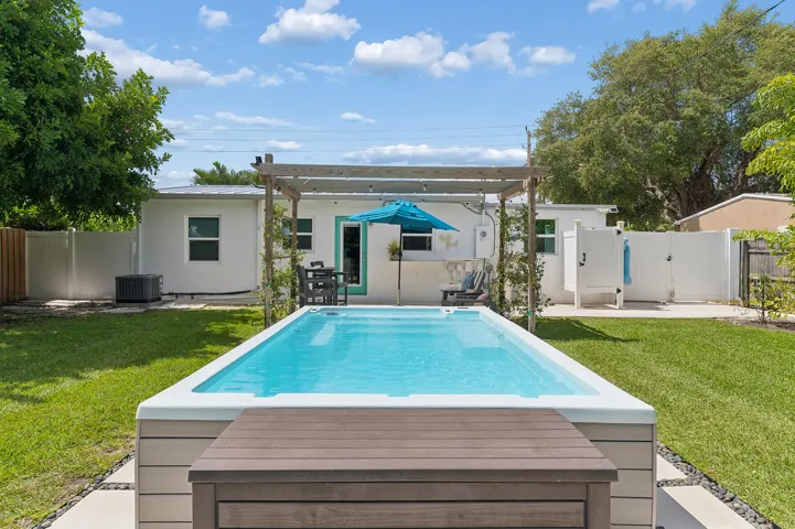 pool:house