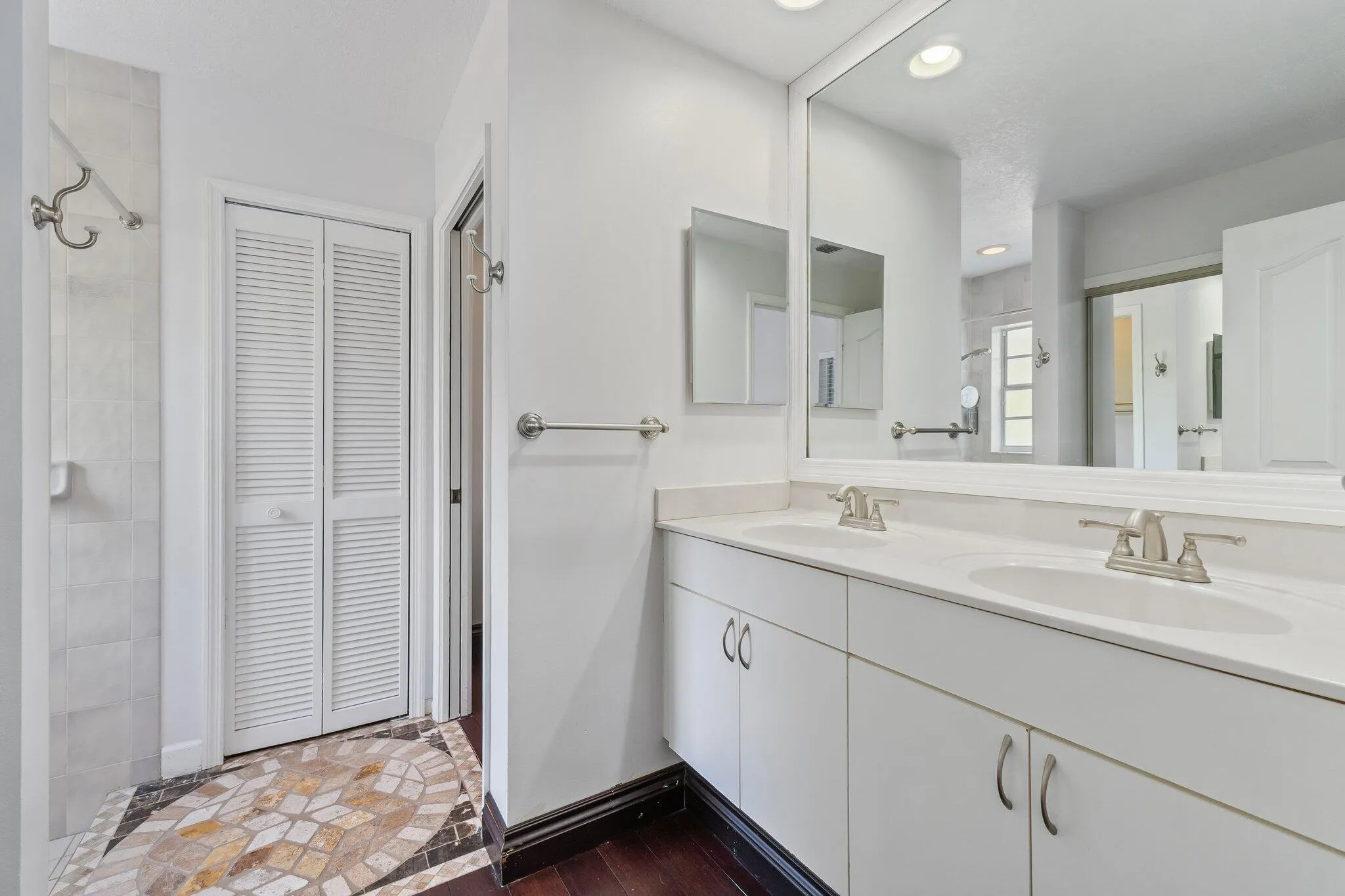 Primary bath with dual vanity