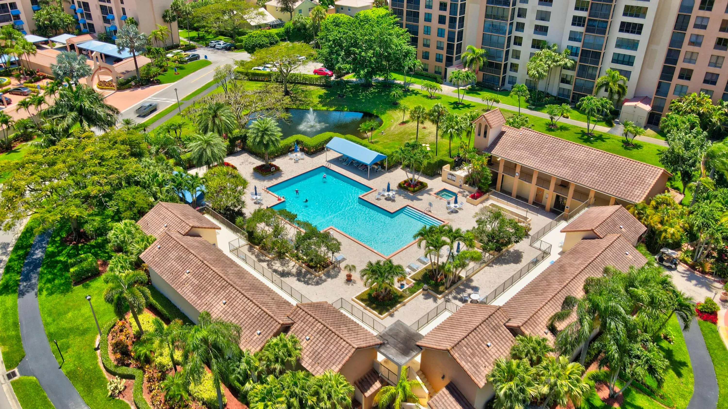 Promenade pool