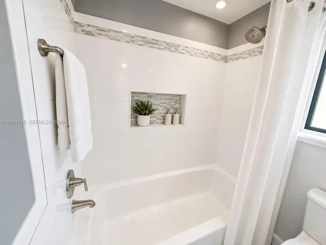 MASTER BATH - VIRTUALLY ALTERED