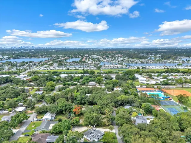 ~5–6 miles from Dania Pointe (shopping, dining, entertainment)
