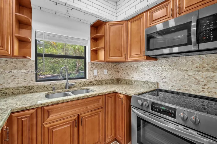 Brand new microwave, cooktop, oven & refrigerator