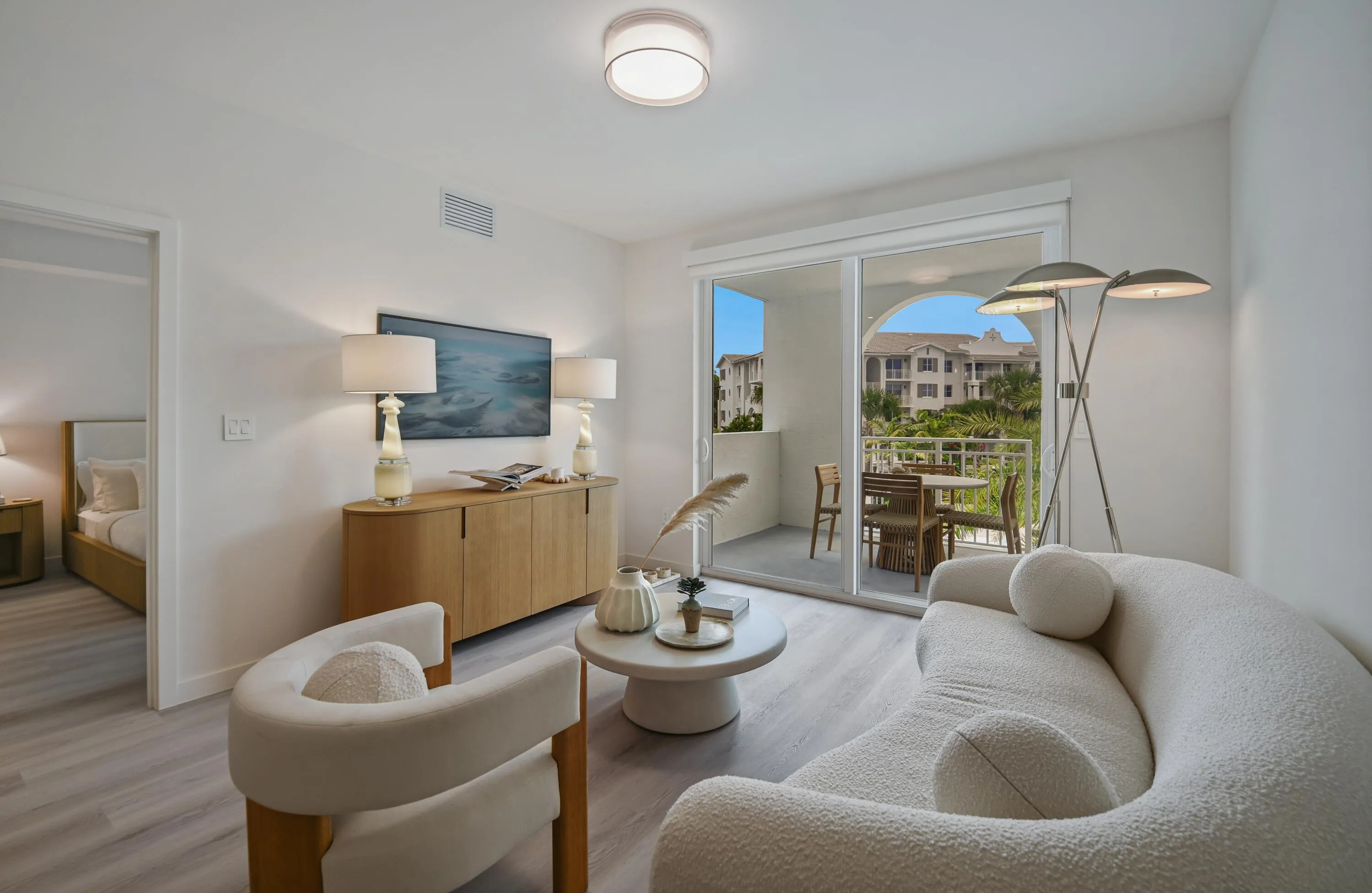 007-Moedl2-livingroom