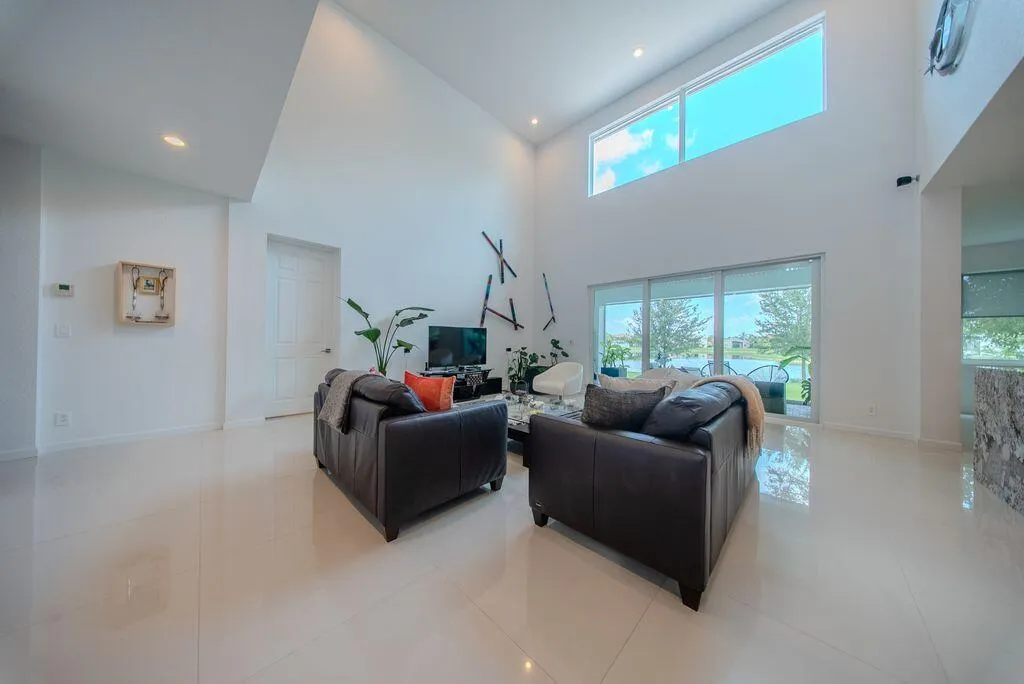 163 Bella Vista Family Room Pic 3