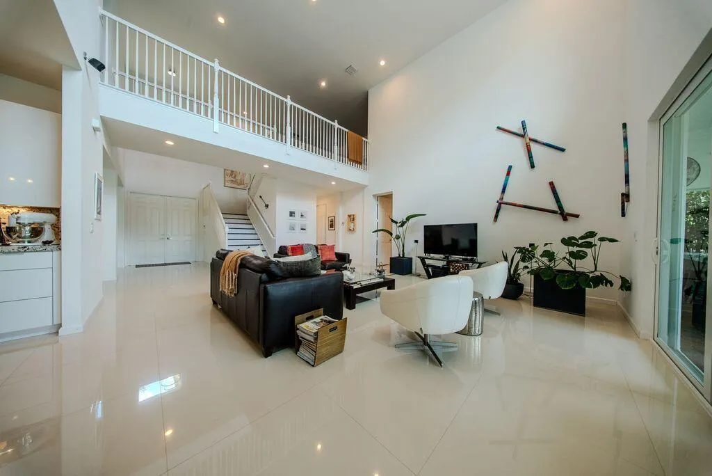 163 Bella Vista Family Room Pic 5