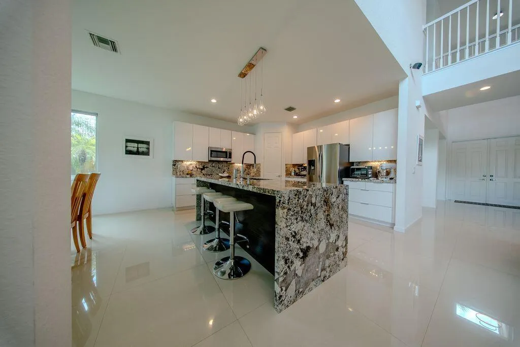 163 Bella Vista Kitchen Pic 2