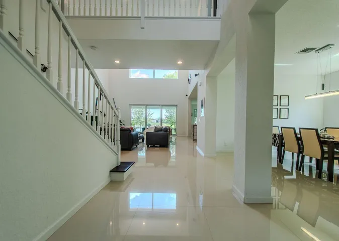 163 Bella Vista Entrance