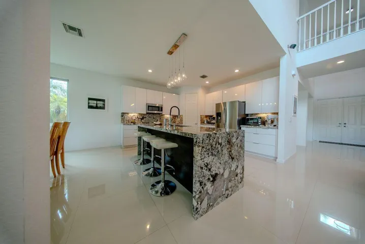 163 Bella Vista Kitchen Pic 2