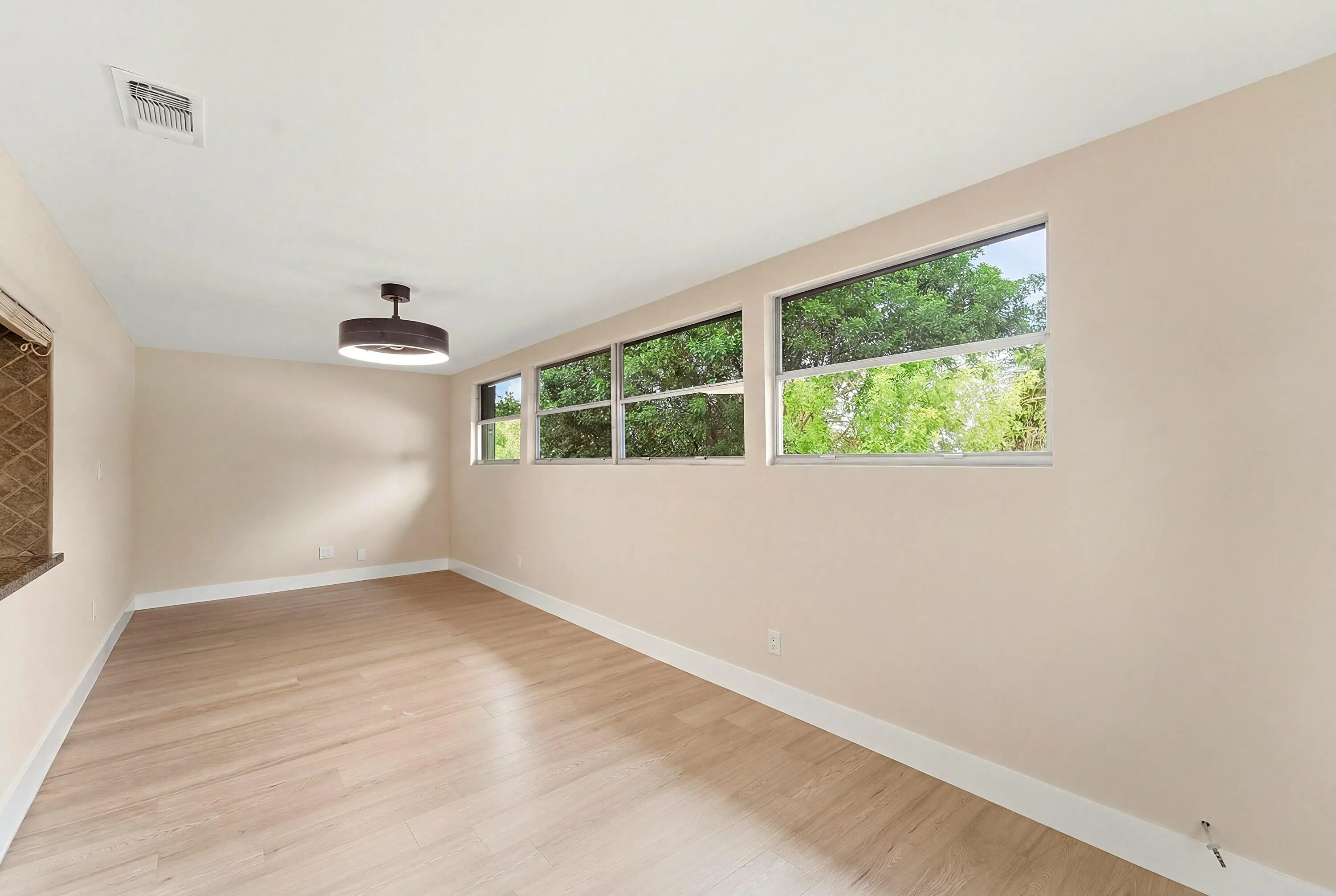 15_family room