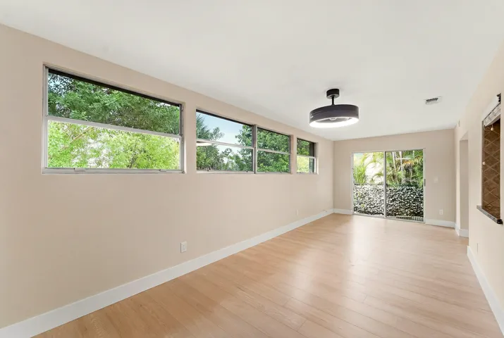 16_family room