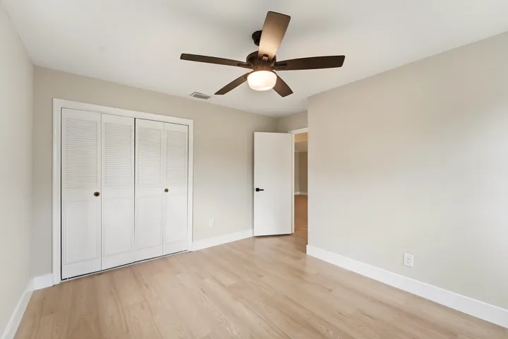 19_bedroom