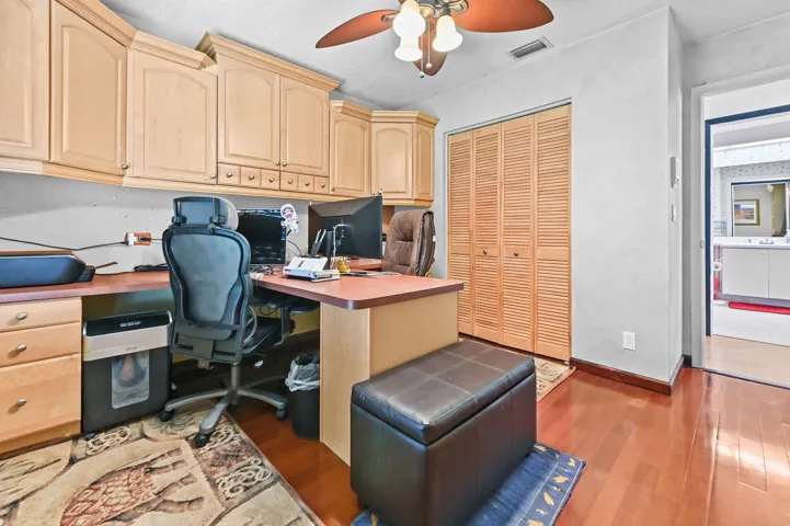 22 office 02