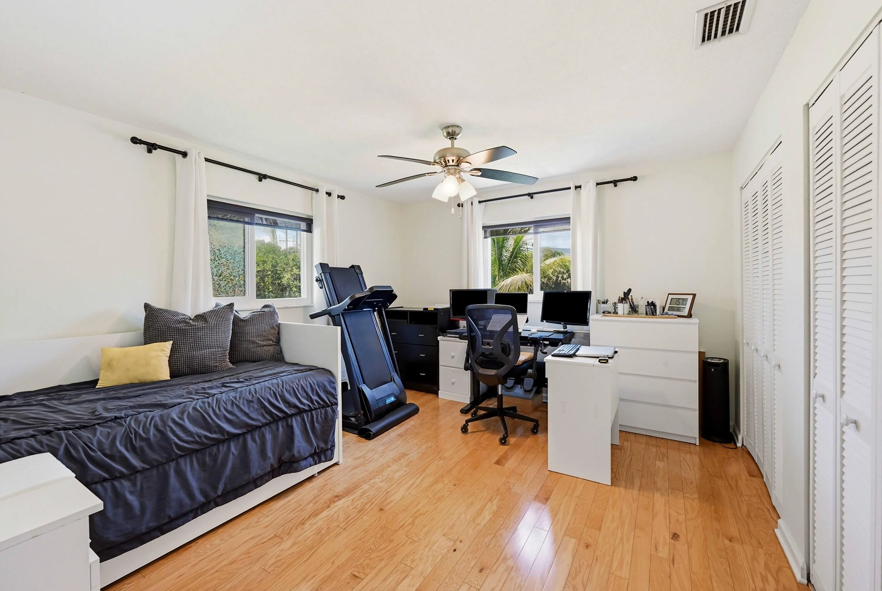 3rd Bedroom w/ large walk in closet
