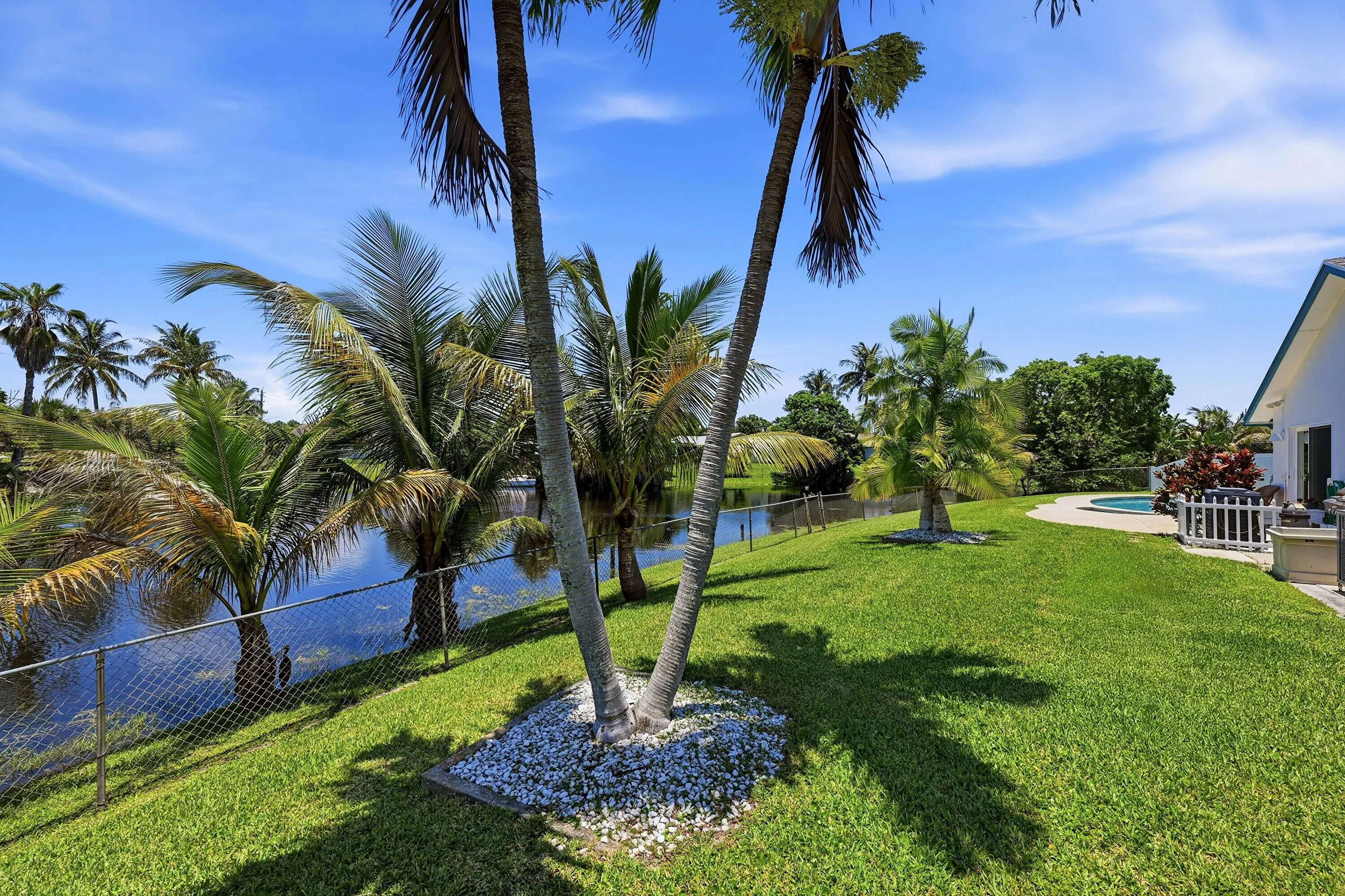Lake view/expansive back yard: fully fenced