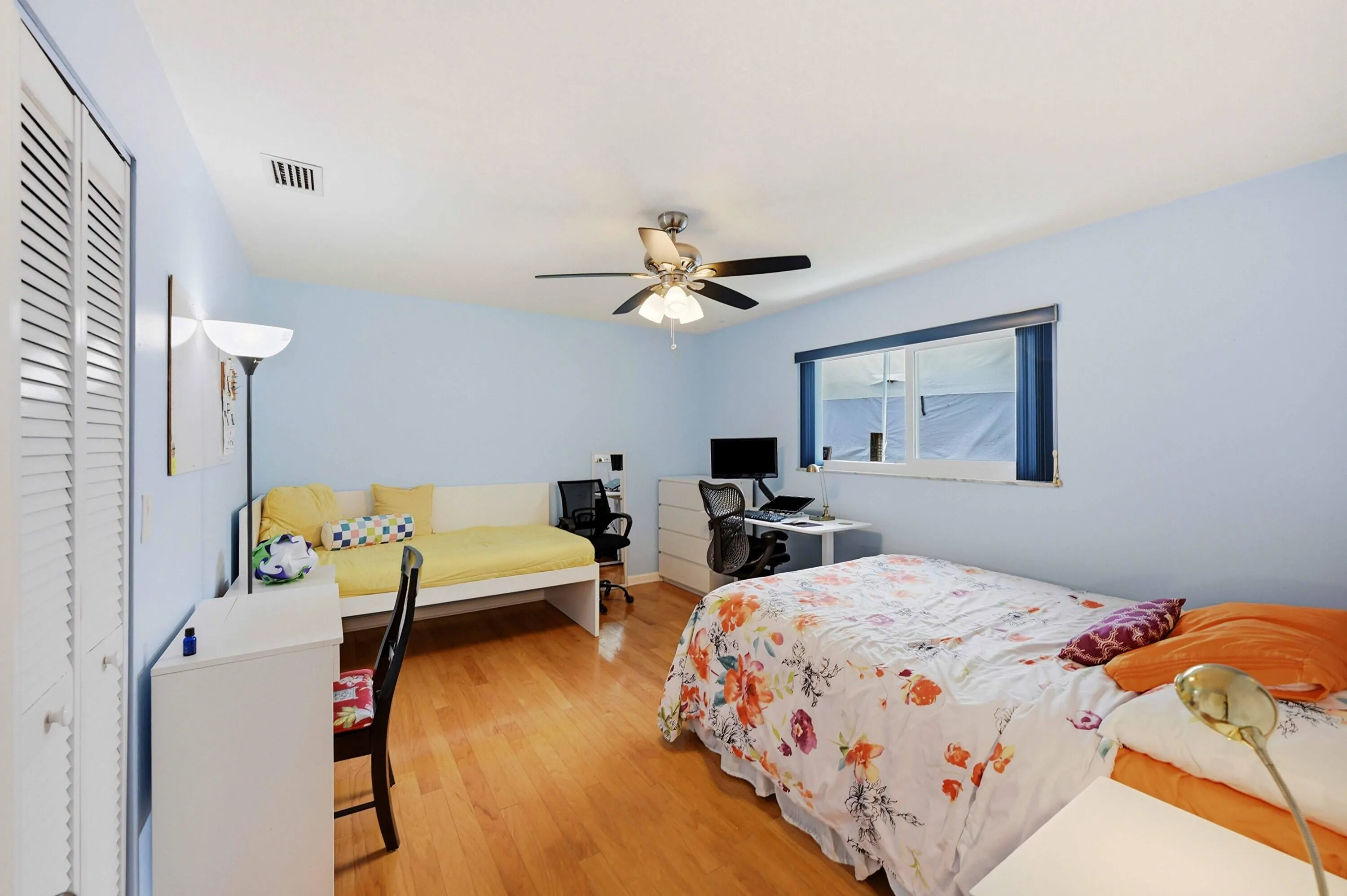 2nd Bedroom w/ large walk in closet
