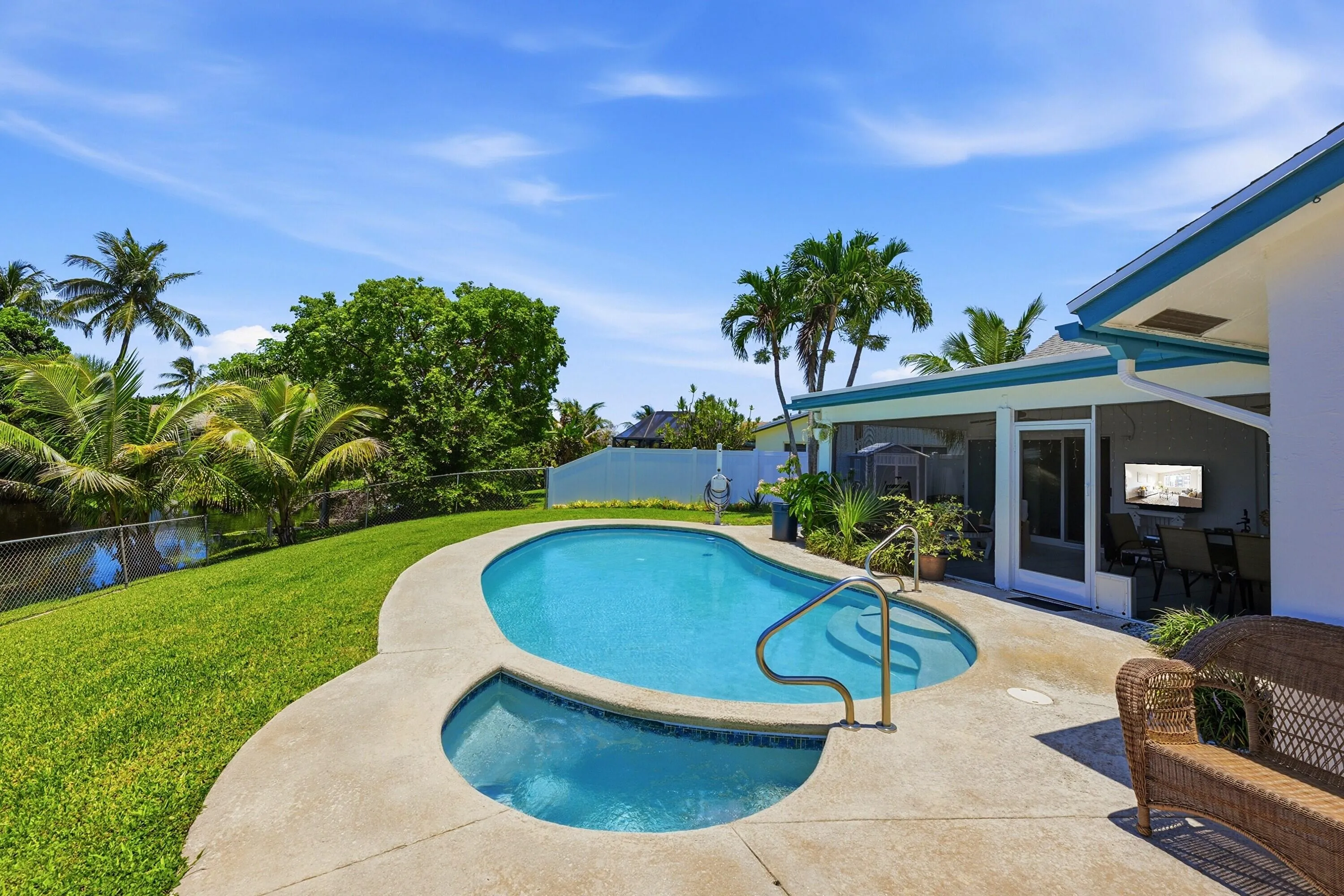 Pool/Spa. Spa is propane heated.