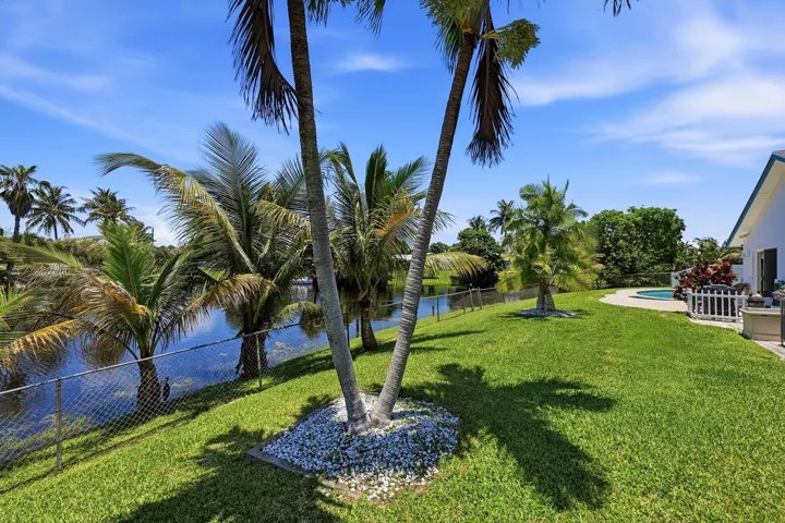 Lake view/expansive back yard: fully fenced