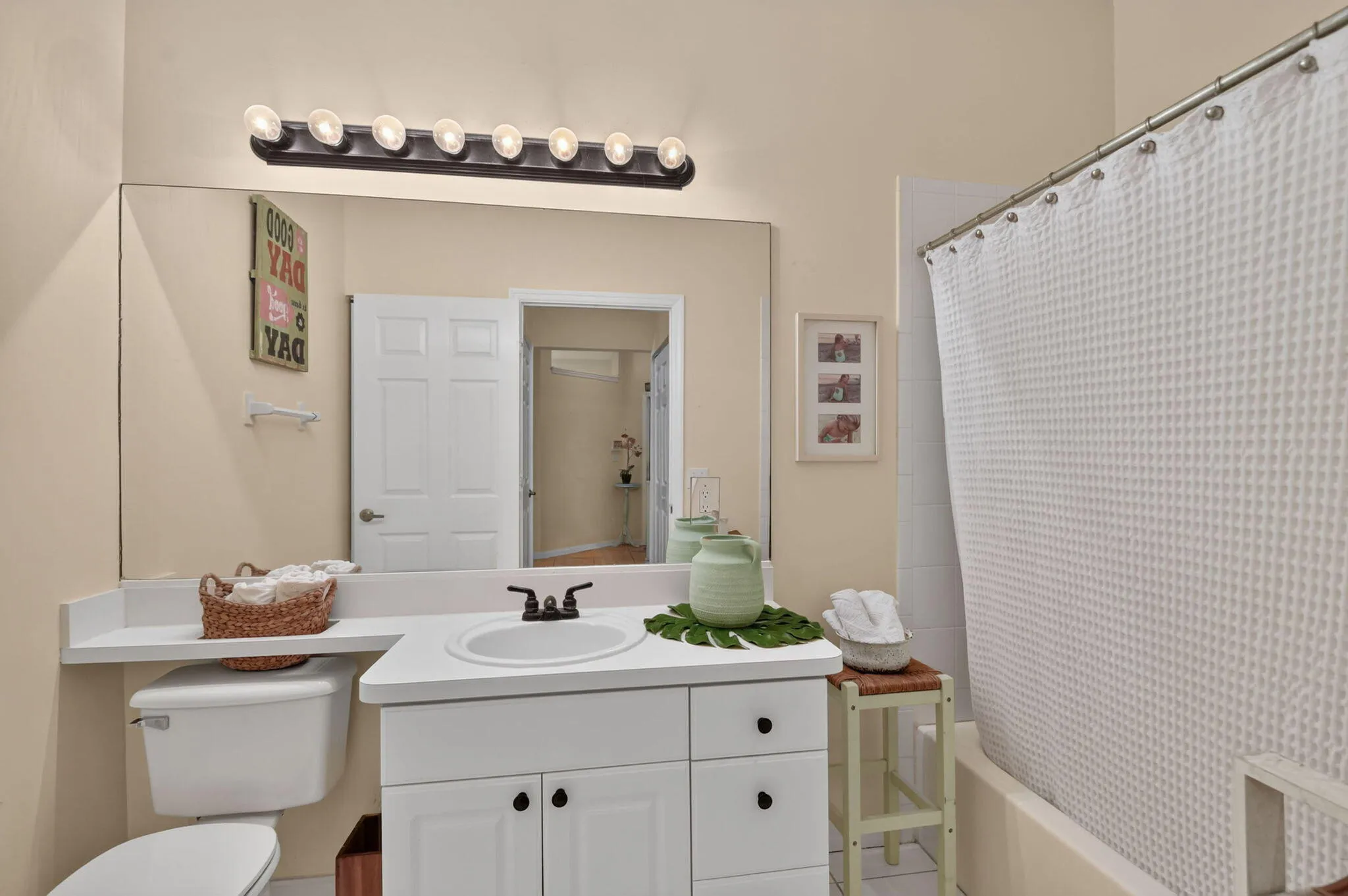 Bath 2 with tub