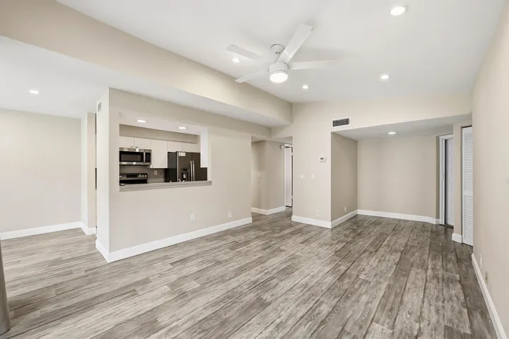 04_Entance_Living room
