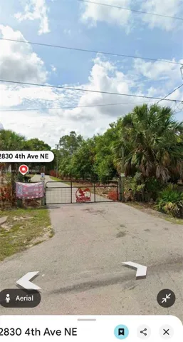 gate view/CERCA al frente casa