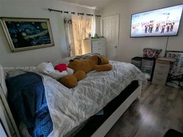 master bedroom with bathroom/ baño master con baño