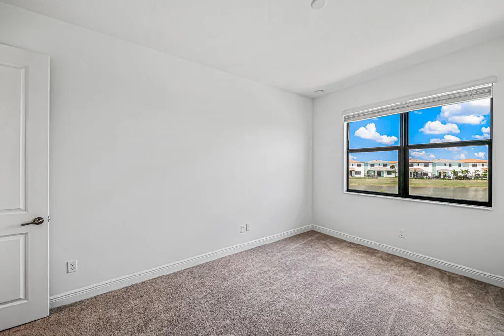 Second bedroom overlooking lake