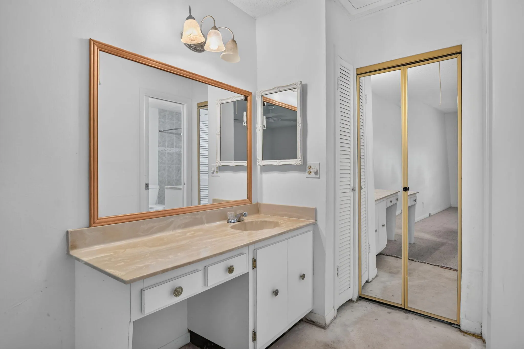 Main Bedroom Vanity/Closet