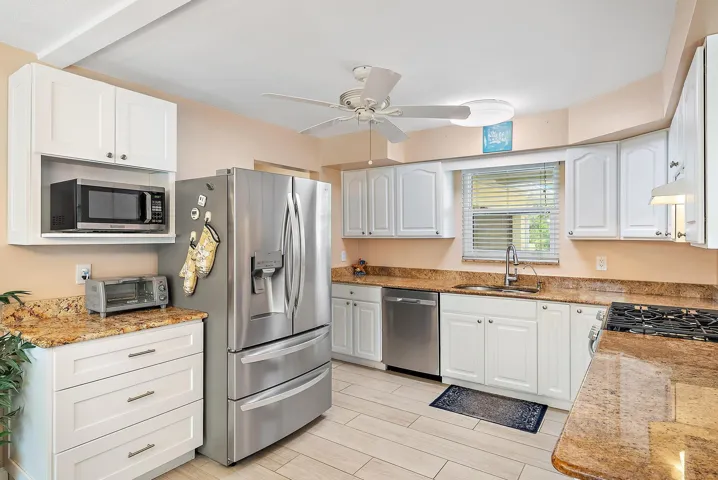 1211 Dolphin kitchen