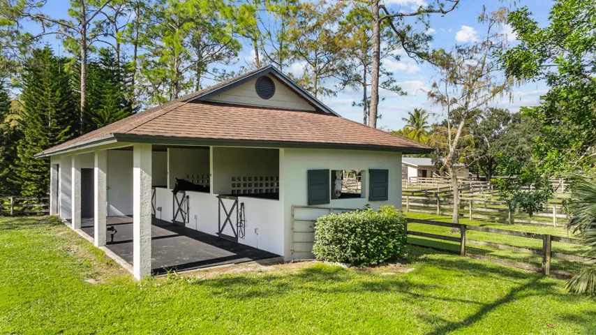 Free Standing CBS 3 Stall Barn
