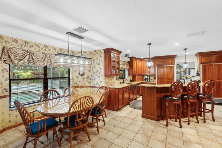 Eat-in kitchen with bar